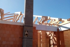 Hrubá stavba s dvouprůduchovým komínem pro vytápění interiéru i terasy